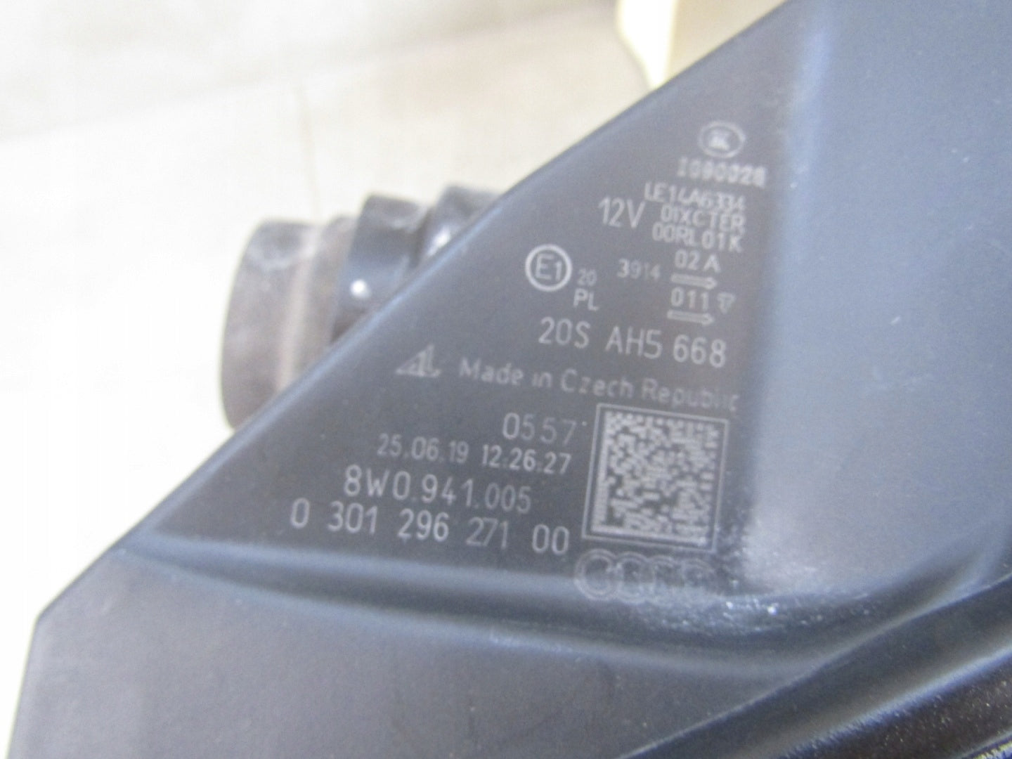 AUDI A4 B9 XENON HEADLIGHT 15-19 LH 8W0941005