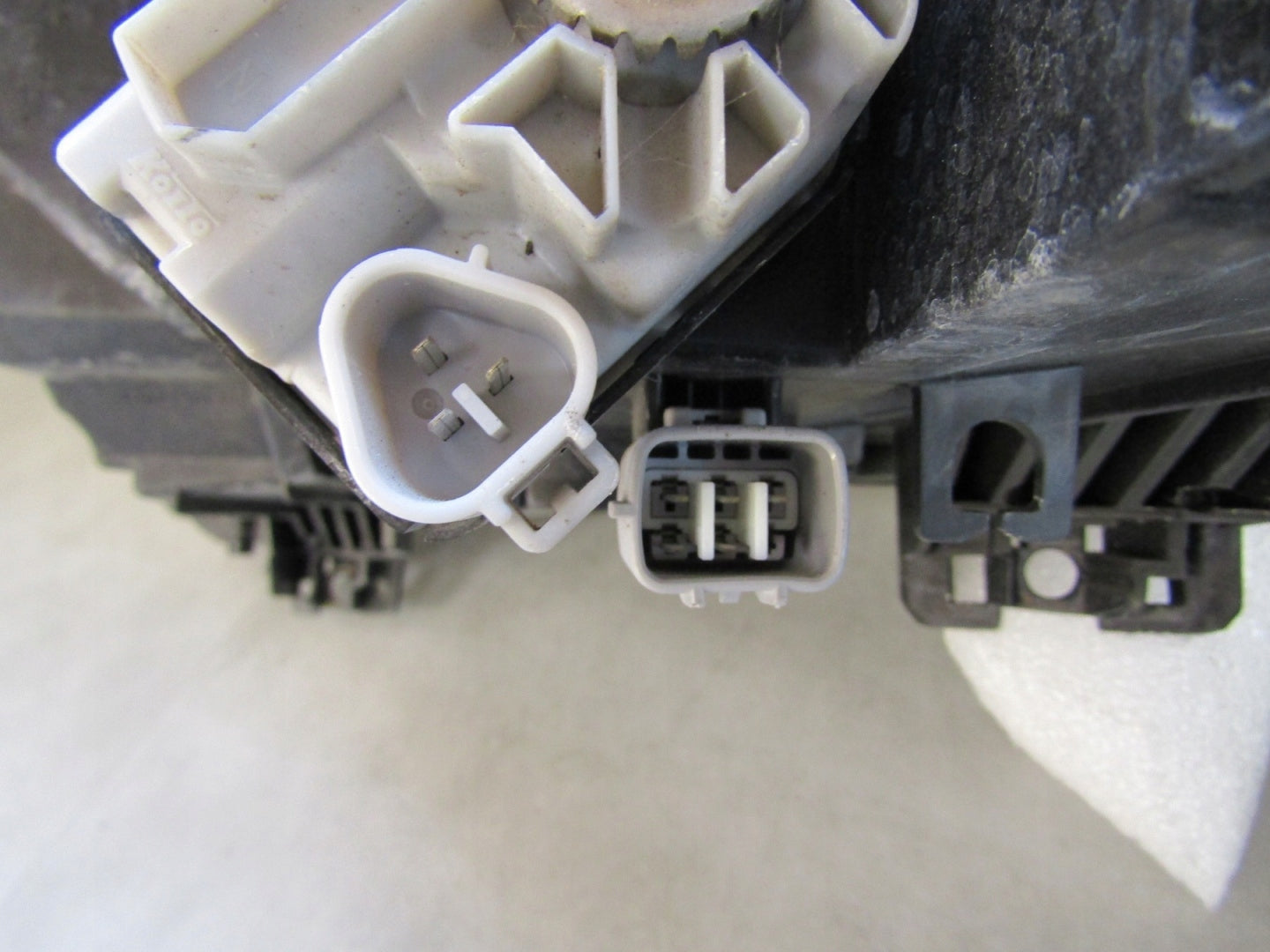 HEADLIGHT MAZDA 3 II XENON SWIVEL LIFT RH 08-13 BBM551030