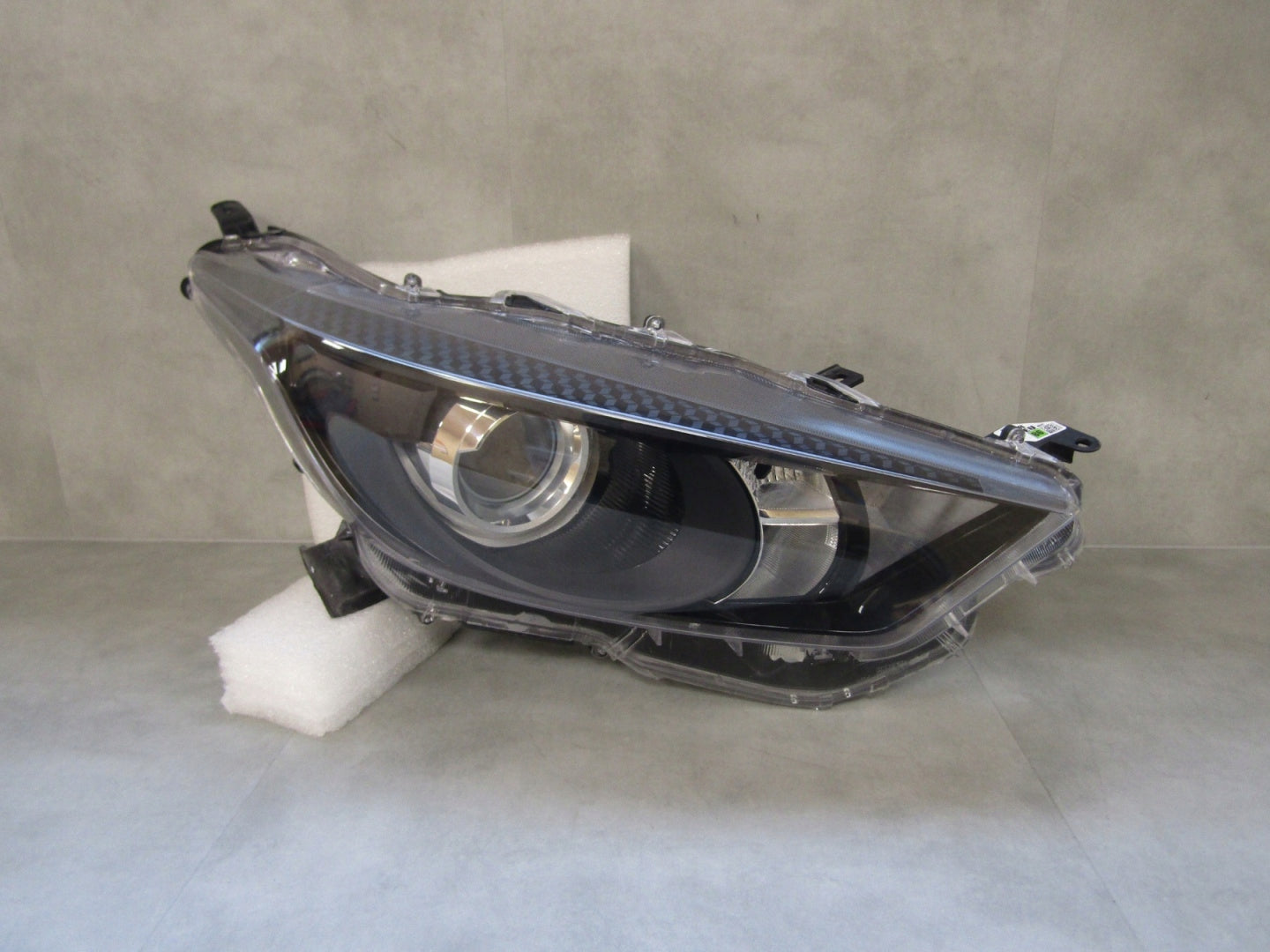TOYOTA YARIS 4 IV HEADLIGHT STANDARD LENS 20- / MAZDA 2 22- RH