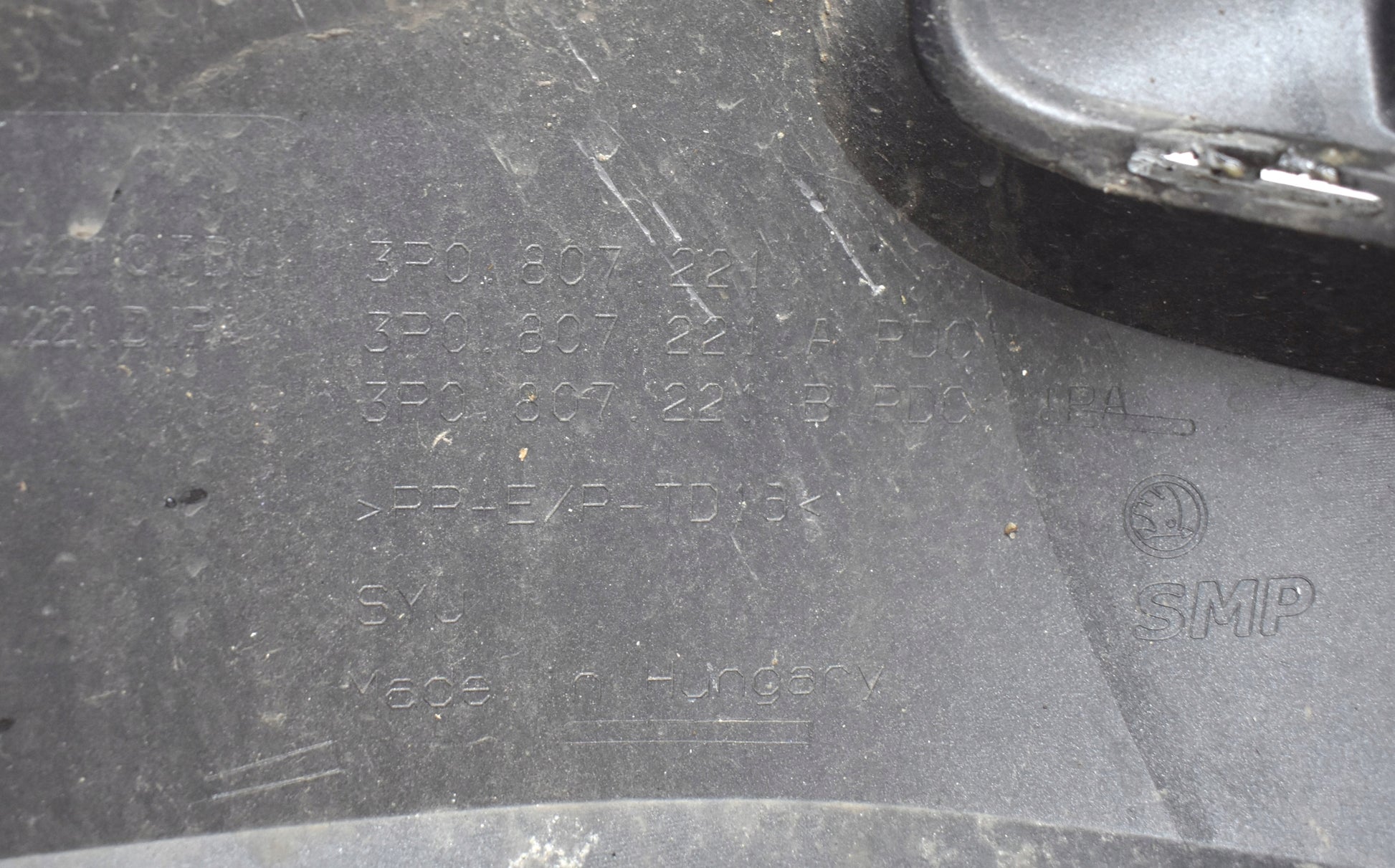 SKODA SUPERB IV 3P 3P3 FRONT BUMPER ORIGINAL + GRILL